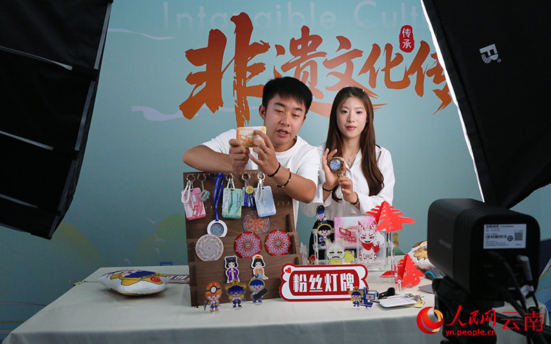 活动现场，学生正在进行直播活动。人民网 雷霁摄