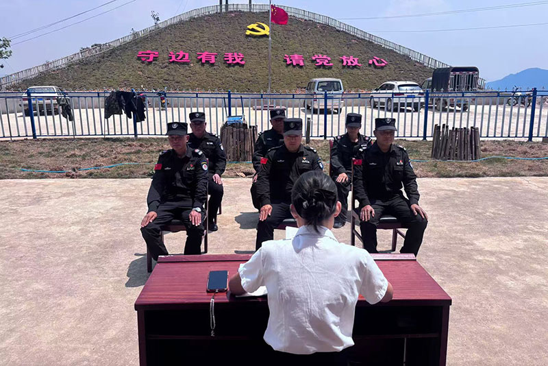 联防队员正在上党课。杨仕瑾摄