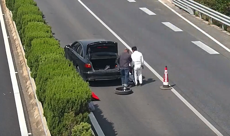 高速公路車主違停換胎。曲靖警方供圖