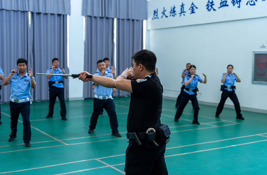 特警教官现场讲解警械使用方法和技巧。巧家县公安局供图