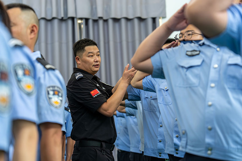 特警教官纠正辅警敬礼动作，规范队列礼仪。巧家县公安局供图