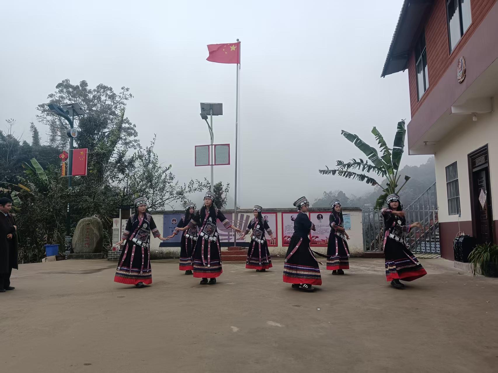 文艺队排练舞蹈。
