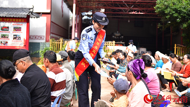 民警和驻地群众开展联谊活动。钟润林摄