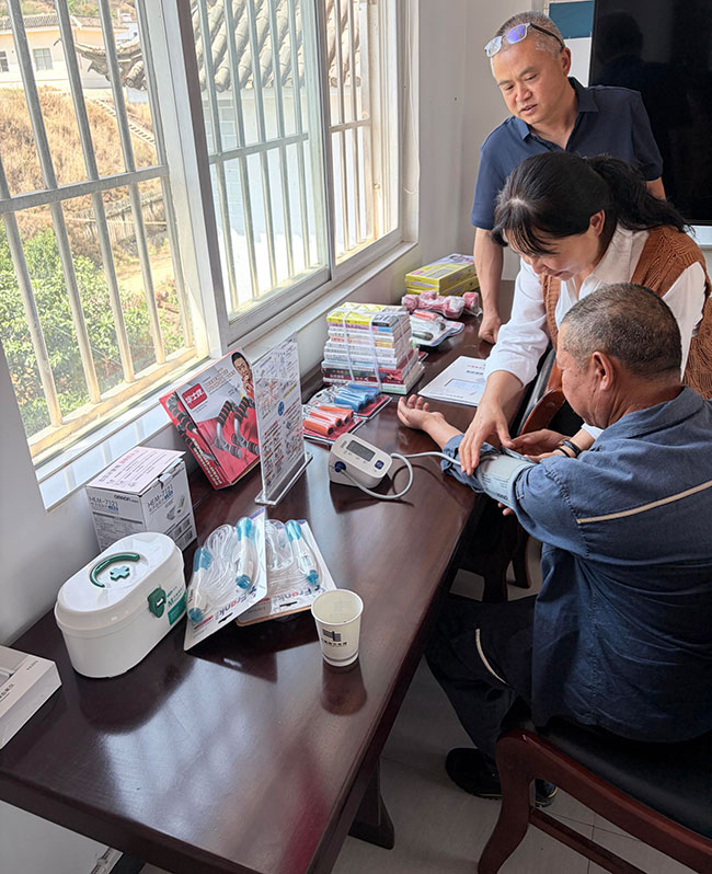 在大理下关挖色供电所设立“健康角”（张滢-摄）