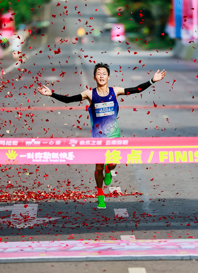 赵香波以1小时6分20秒好成绩获得男子组冠军。赛事组委会供图