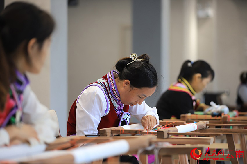 [3]绣娘正在刺绣。人民网记者-李发兴摄