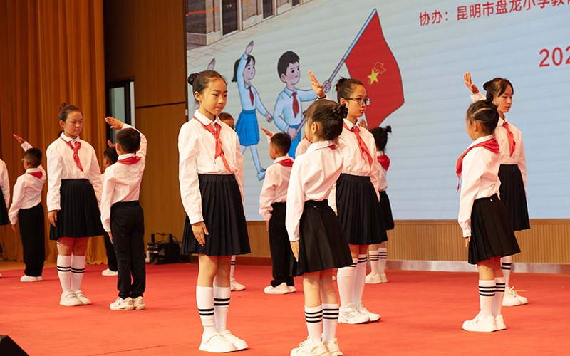 盘龙区少年儿童光荣加入中国少年先锋队。盘龙区融媒体中心供图