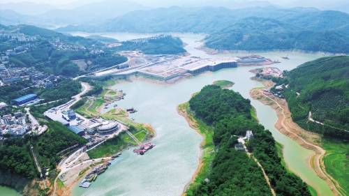 正在建设的富宁港。张文峰摄