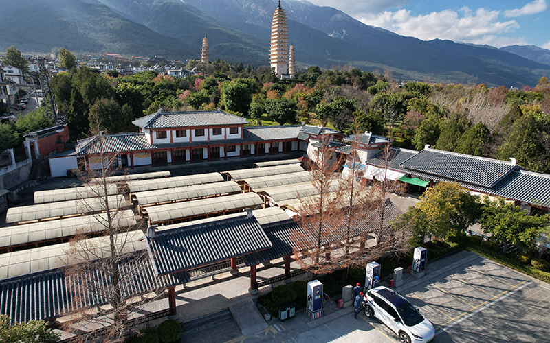 供电服务人员对景区充电基础设施进行性能检测。-沙子键（摄）