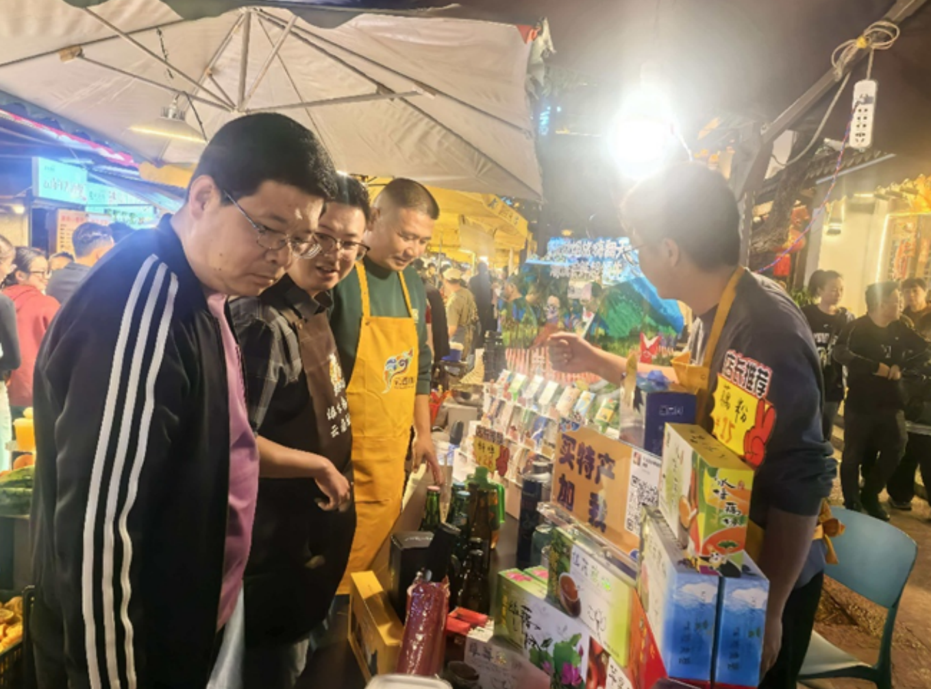 游客选购特色商品。郑玉骢摄