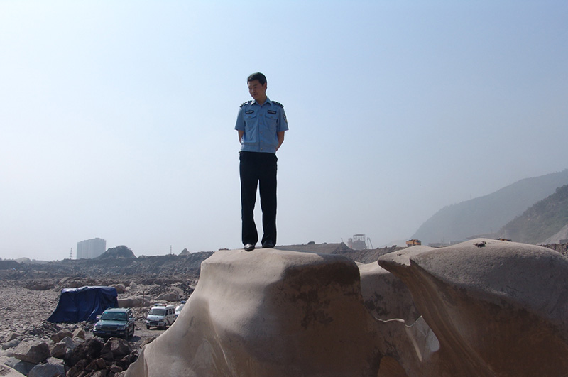 2009年,陳功陸在施工區查看現場。水富市公安局供圖