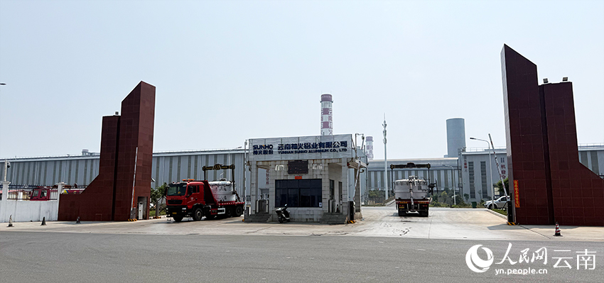 运输途中的铝水专用运输车。人民网记者-徐前摄
