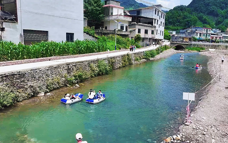 游客們參與溯溪漂流活動。