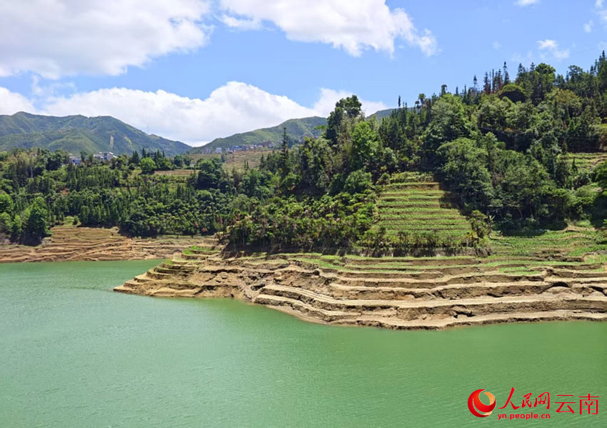 阿扎河水库风景如画。人民网 尹馨摄