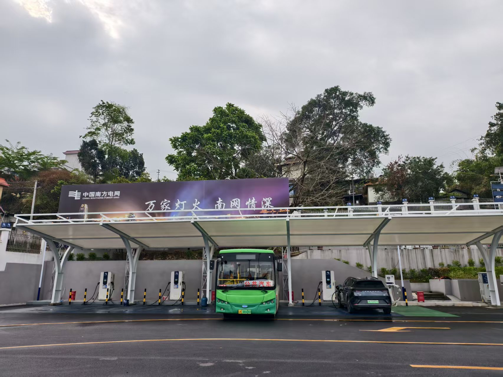 圖為利用閑置土地盤活建設的盈江重卡超充電站