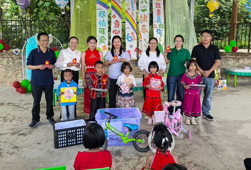 图二-校领导一行为幼儿园小朋友赠送3D打印的“石榴红同心圆广场”雕塑模型