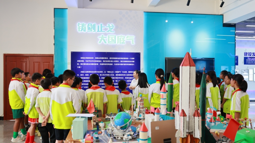 紅河縣第一小學老師在“國防教育角”為學生講解國防知識。馬龍山攝