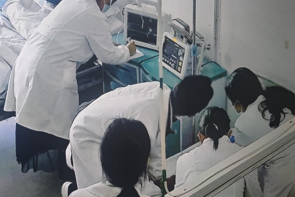 圖為救治現場（監控拍攝畫面）