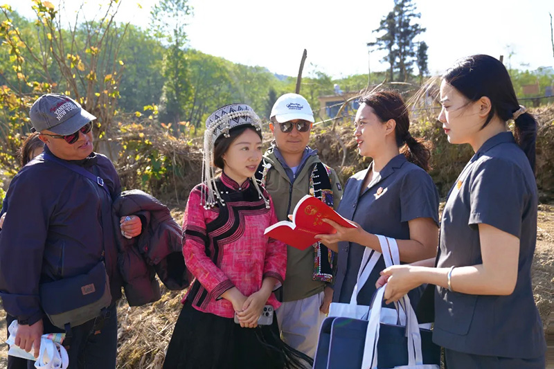 法院干警在红河哈尼梯田核心景区向少数民族群众和过往游客宣讲涉生态保护法规。