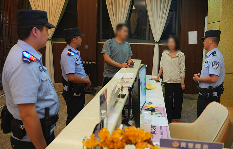 民辅警在曲靖市民族中学周边酒店开展考前清查、安全检查工作。