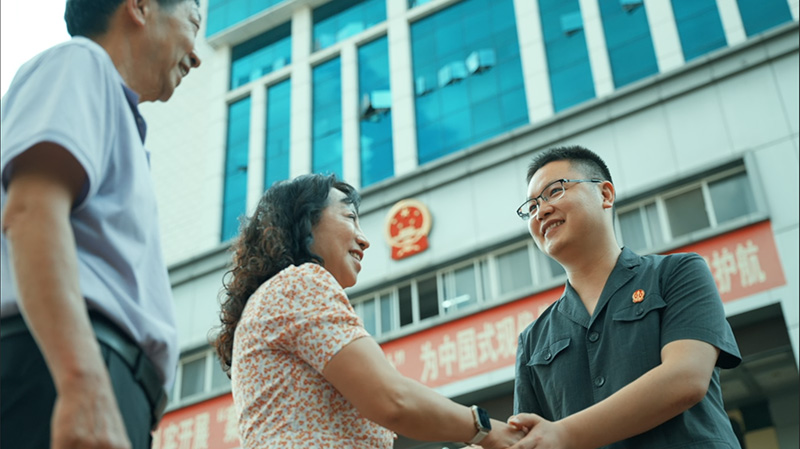 烂尾楼业主签收新房后感谢法官。