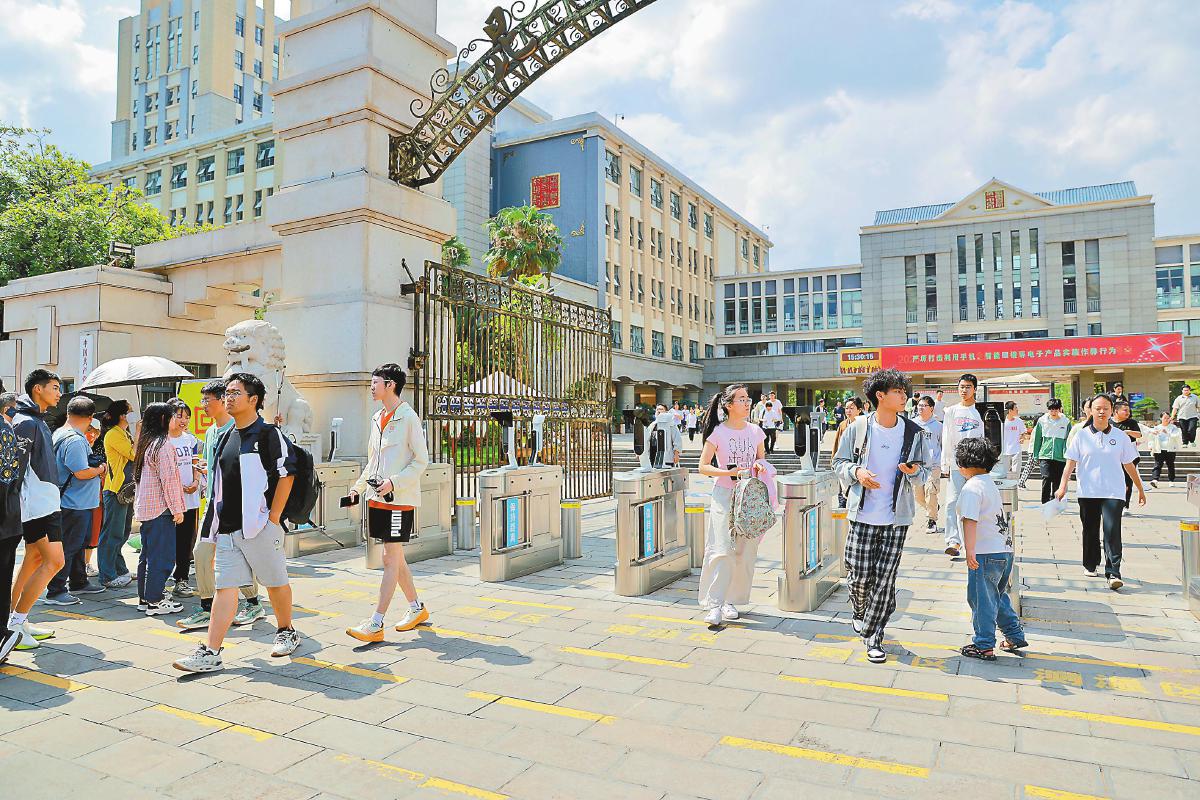 图为考生到昆明市第一中学考点踩点。记者 高吴双摄