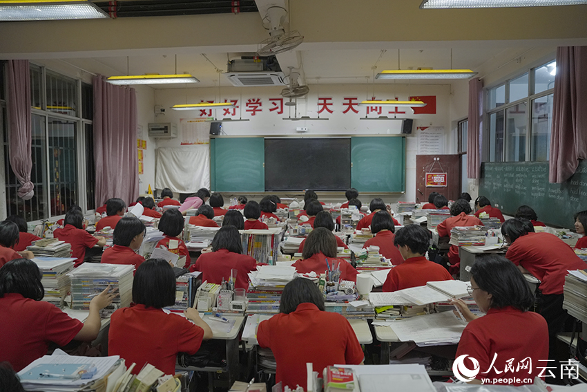高考前夜，学生在晚自习上复习知识点。人民网记者 李发兴摄
