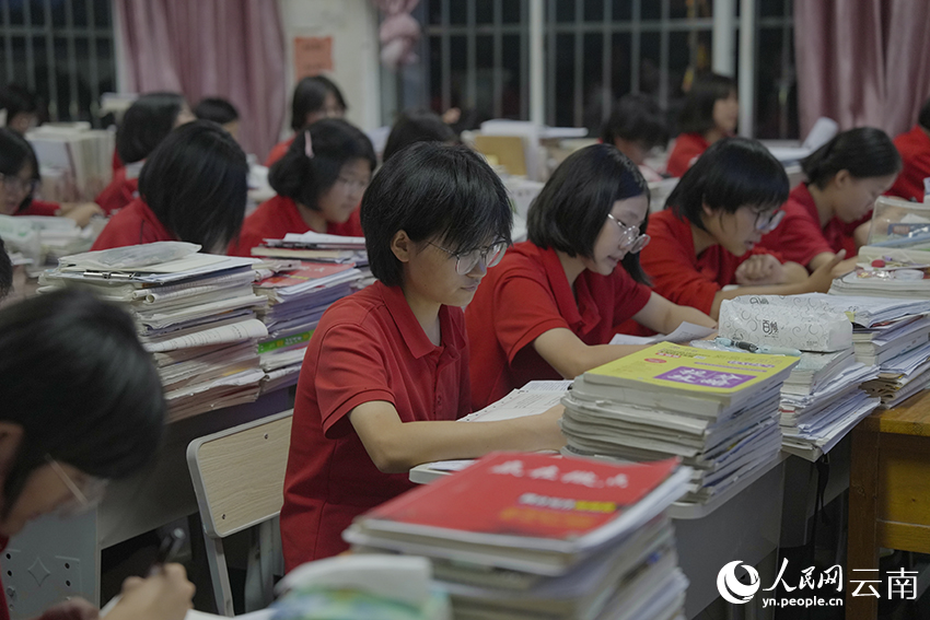 高考前夜，学生在晚自习上复习知识点。人民网记者 李发兴摄