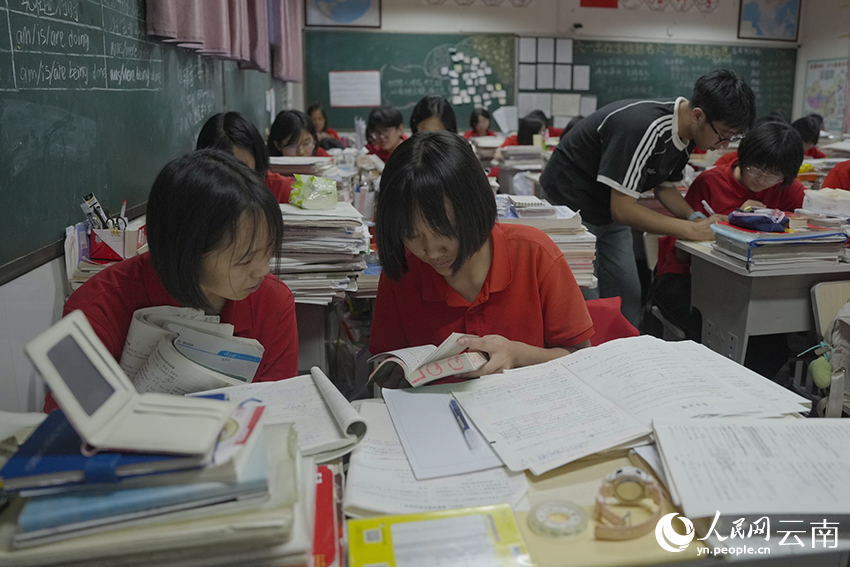高考前夜，学生在晚自习上复习知识点。人民网记者 李发兴摄.jpg