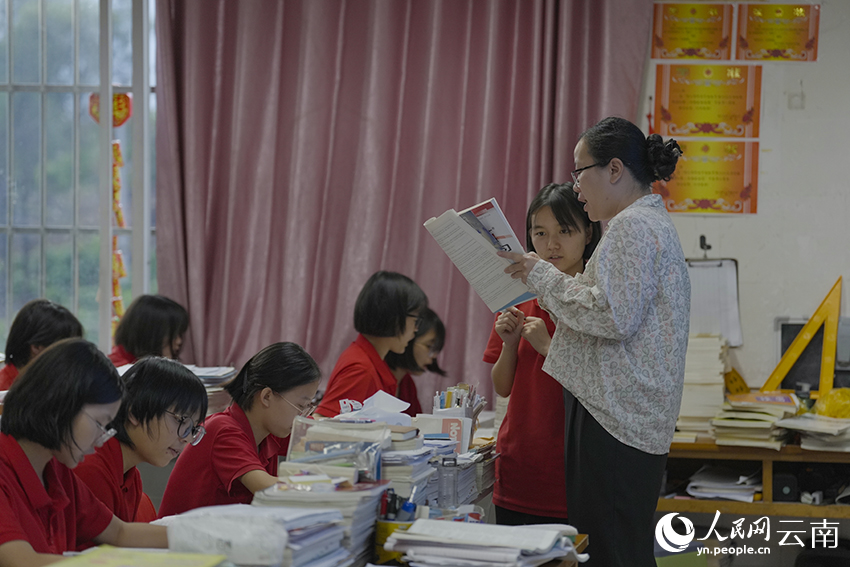 高考前夜，老师在向学生讲解知识点。人民网记者 李发兴摄
