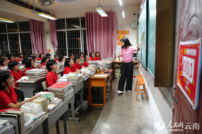 高考前夜，老师在向学生讲解知识点。人民网记者 李发兴摄