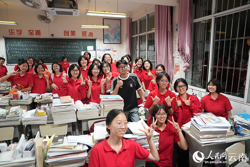 晚自习结束后，学生和老师合影。人民网记者 李发兴摄