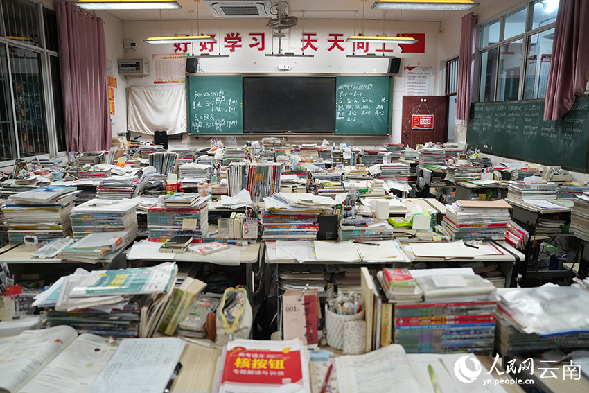 晚自习结束后，教室里留下了满桌的 “奋斗痕迹”。人民网记者 李发兴摄