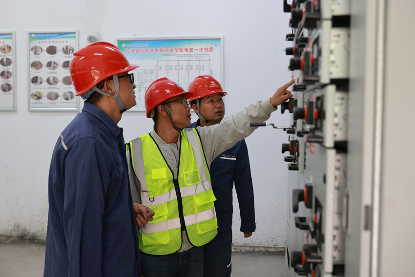 6月5日，曲靖會澤供電局在會澤縣茚旺高中致遠中學接入移動應急電源，並對校園用電設備開展用電檢查。阮鬆萍攝