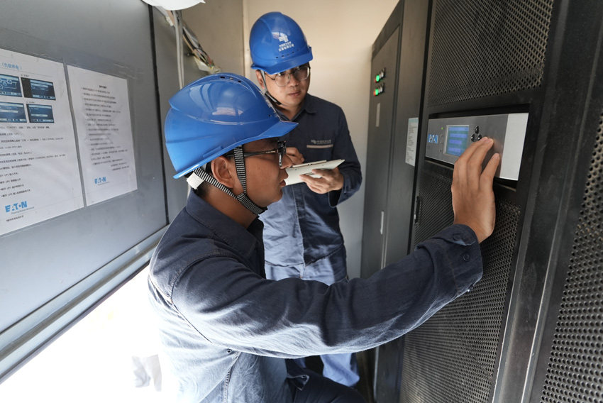 西雙版納供電局工作人員提前開展高考保供電檢查工作。