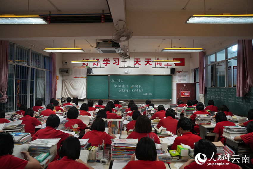 6月7日早自习,高三考生在复习。人民网记者 李发兴摄