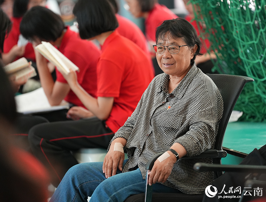 张桂梅陪同考生在休息区复习知识点。人民网记者 李发兴摄