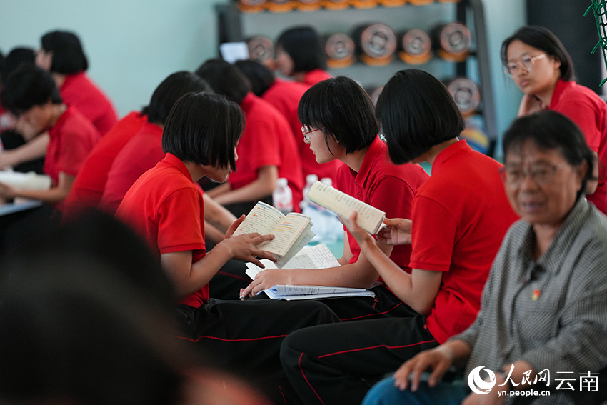 考生在休息区复习。人民网记者 李发兴摄