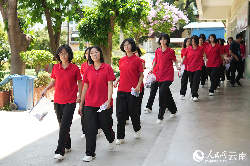 华坪女子高级中学的考生前往考场。人民网记者 李发兴摄