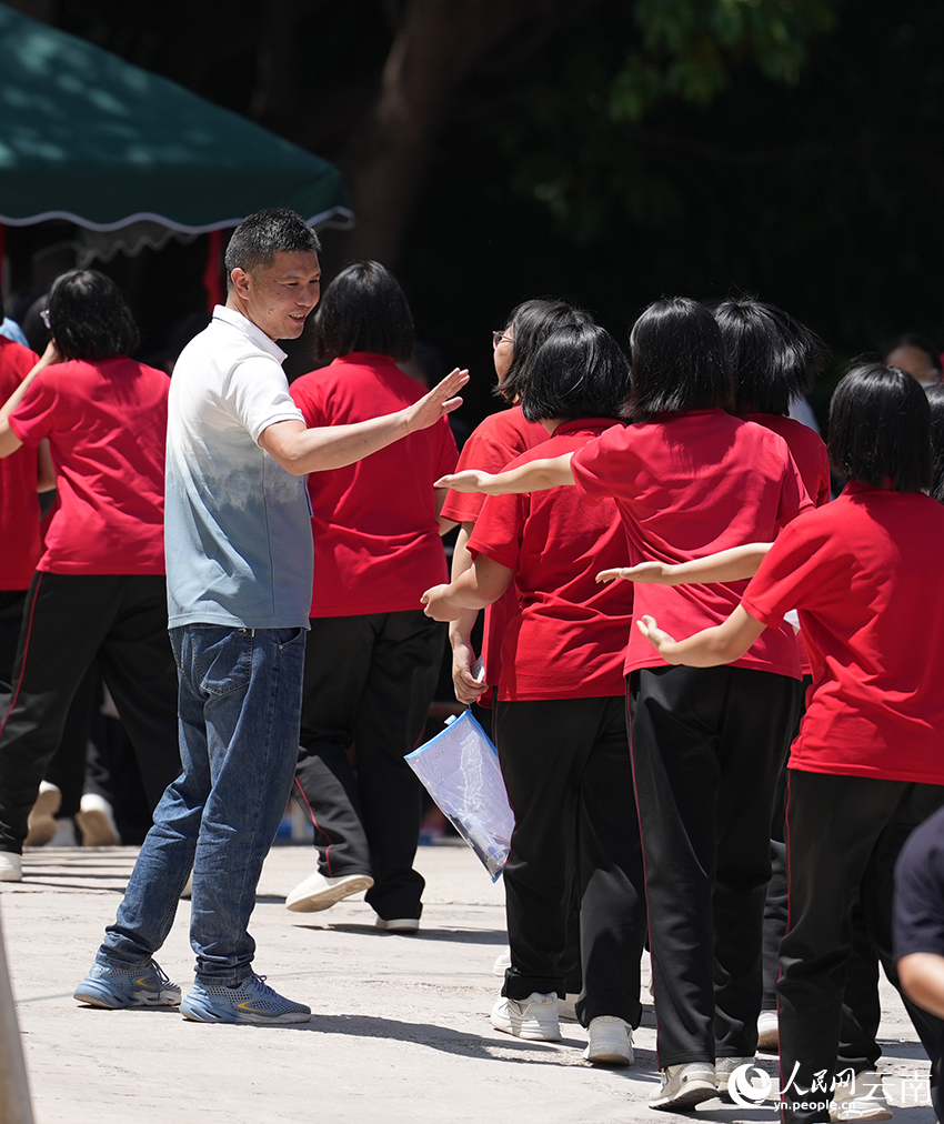 老师为等待进入考场的考生加油打气。人民网记者 李发兴摄