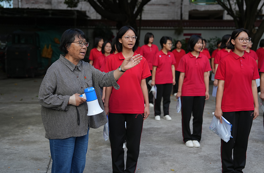 2026高考首日 张桂梅陪大山女孩再赴考场