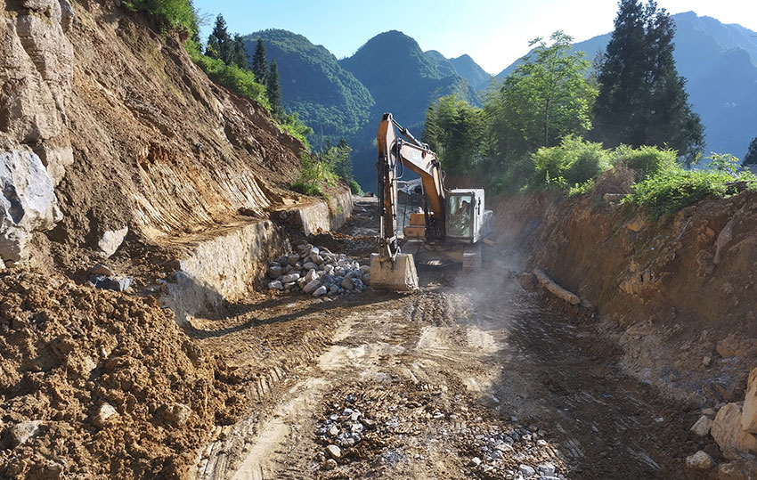 镇雄磷基新材料绿色低碳循环经济产业集群项目产业道路建设。镇雄县融媒体中心供图