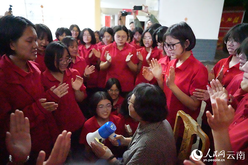 姑娘们围着张桂梅一起唱歌。人民网记者 李发兴摄