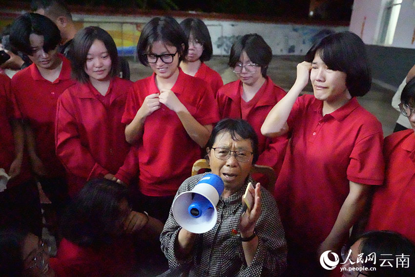 张桂梅在安慰姑娘们。人民网记者 李发兴摄