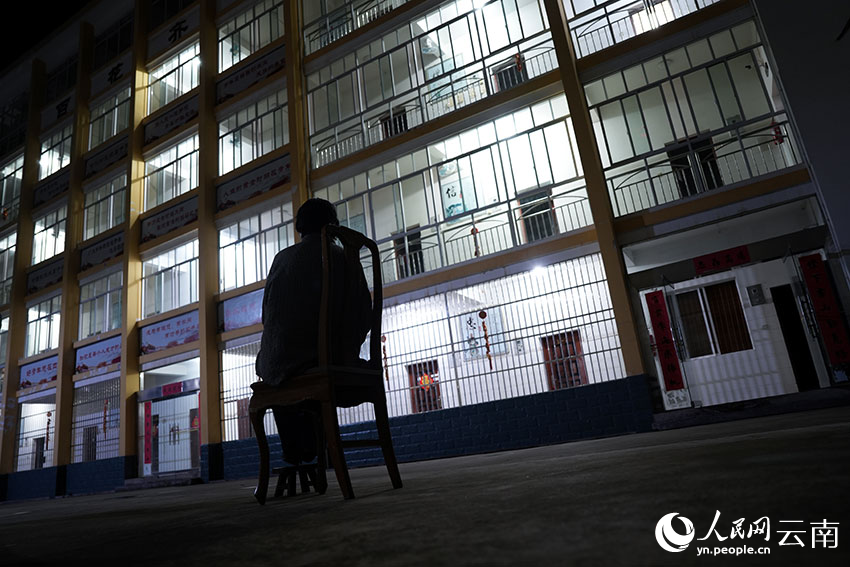 张桂梅一个人守在宿舍楼下，直到所有孩子都洗漱完毕、熄灯睡去，她才会离开。人民网记者 李发兴摄