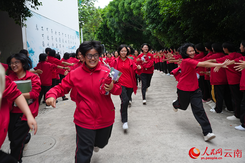 6月9日下午，高考结束后，丽江华坪女高的考生跑步冲向宿舍。人民网记者李发兴摄