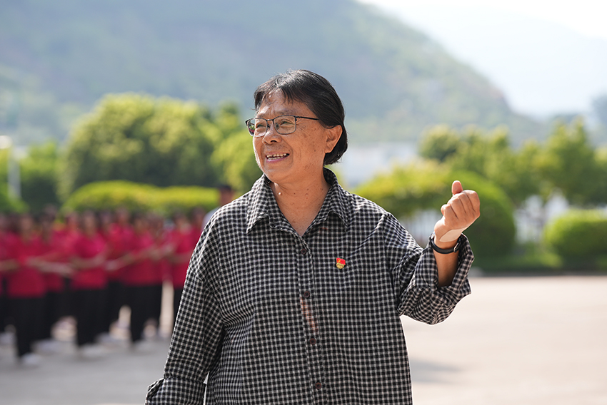张桂梅在女高校园里。苗少坡摄