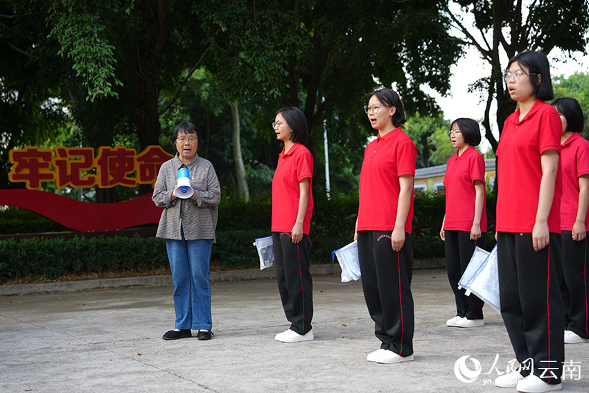 6月7日，送考仪式上，张桂梅和高三考生齐唱《红梅赞》。人民网记者 李发兴摄