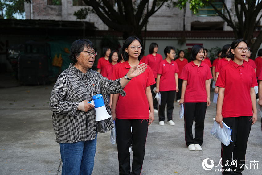 6月7日，送考仪式上，张桂梅和高三考生齐唱《红梅赞》。人民网记者 李发兴摄