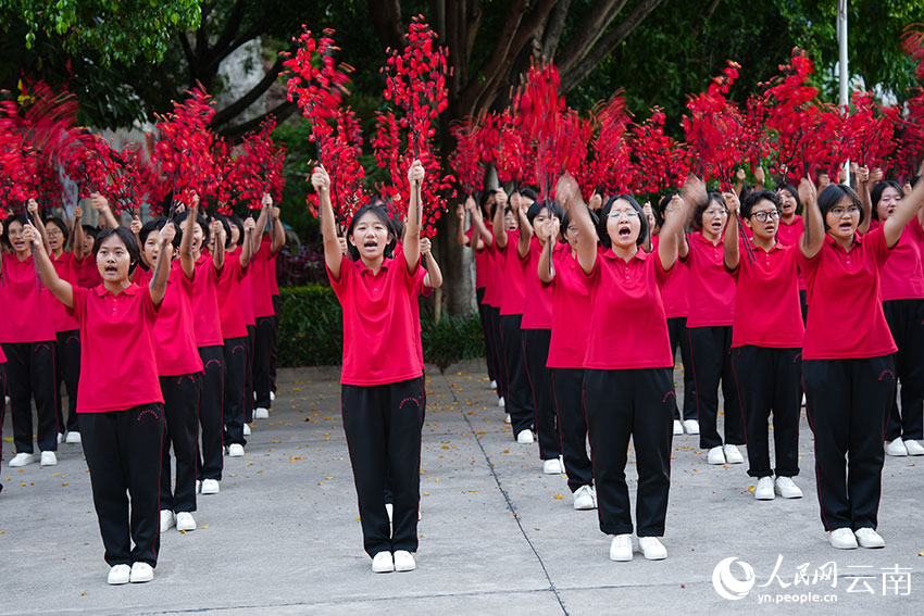 6月7日，送考现场，高一和高二的学弟学妹们齐声高呼“高三加油”“学姐加油”，为奔赴考场的高三学生助威鼓劲。人民网记者 李发兴摄